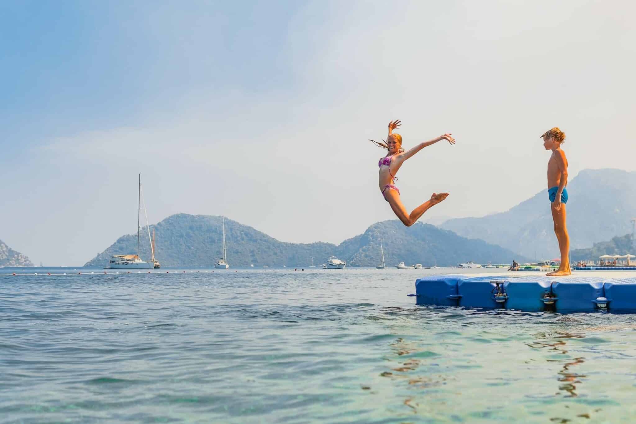 Kinder springen in die Gewässer von Marmaris, Türkei.